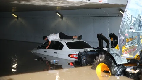 Adana'da sağanak, su baskınlarına neden oldu
