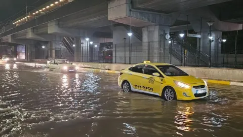 Adana'da sağanak; yollar göle döndü