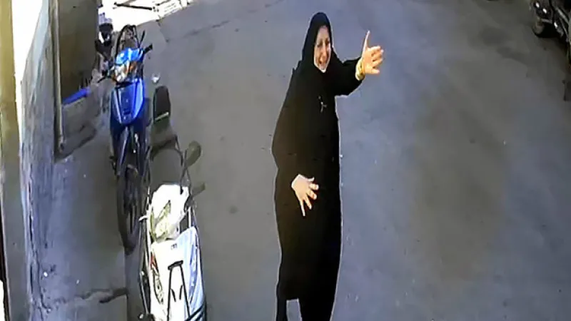 Adana'da sokak ortasında kapkaç: Çantasını gasbeden hırsızın peşinden böyle koştu