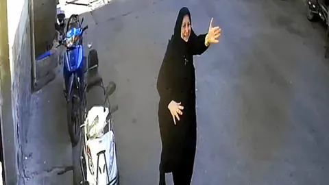 Adana'da sokak ortasında kapkaç: Çantasını gasbeden hırsızın peşinden böyle koştu