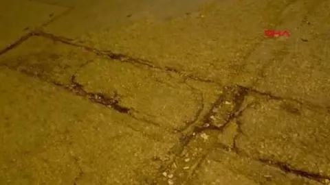 Adana’da sokaktaki çukur dehşet saçtı: Baba ve kızı yola savruldu