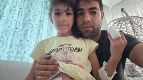 Adana’da yoldaki çukur baba ve kızını hastanelik etti