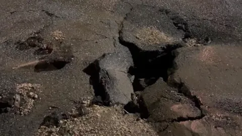 Adıyaman'da şiddetli sağanak hayatı felç etti: Yollar çöktü trafik durdu