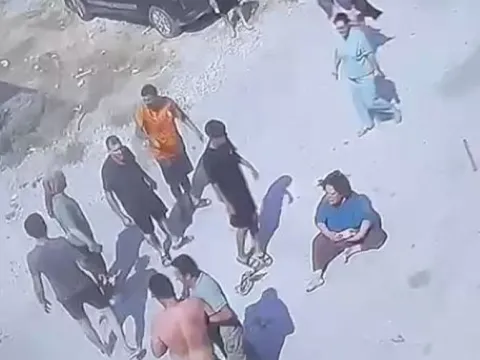 Adana'da çocuk gürültüsü kavgası kana bulandı: Zincirli, keserli saldırı kamerada - fotoğraf 4