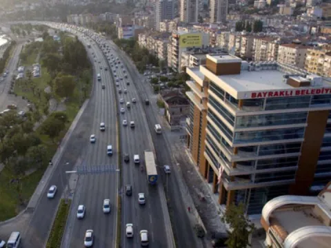 İzmir'de Bayraklı Belediyesi'ne operasyon: 40 gözaltı - fotoğraf 1