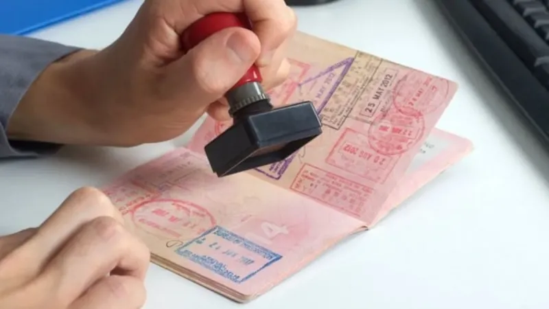 Afrikalılar alttan girip üstten çıktı: Schengen vizesini kapacaklar