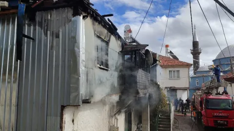 Afyon'da iki katlı ahşap ev yandı
