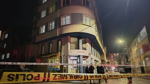 Afyonkarahisar'da 4 katlı bina boşaltıldı. Altındaki fırının duvarları çatladı