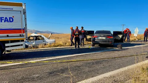 Afyonkarahisar'da iki otomobil kafa kafaya çarpıştı: 4 kişi hayatını kaybetti