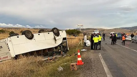 Afyonkarahisar'da işçi servisi devrildi: Çok sayıda yaralı var