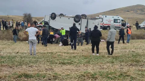 Afyonkarahisar’da midibüs şarampole uçtu; 25 kişi yaralandı