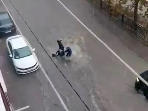 Yollar göle döndü, kadın suya kapıldı! - fotoğraf 3