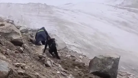 Ağrı Dağı'nda facianın eşiğinden döndüler! Dev kayalar üzerlerine yuvarlandı