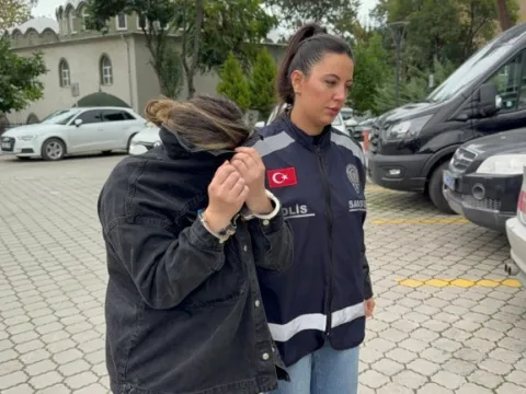Samsun’da baktığı yaşlı kadının hesabını boşaltan bakıcı suçüstü yakalandı - fotoğraf 4