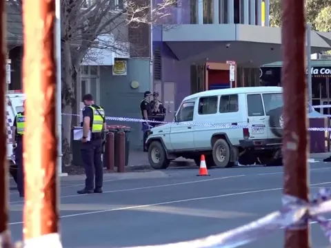 Avustralya'da milletvekiline araçlı saldırı. Bir bacağını kaybetti, durumu kritik - fotoğraf 1