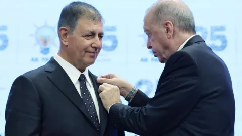 AK Parti'ye katılan Cemil Tugay konuştu: "Hayatım boyunca unutamayacağım bir gurur"