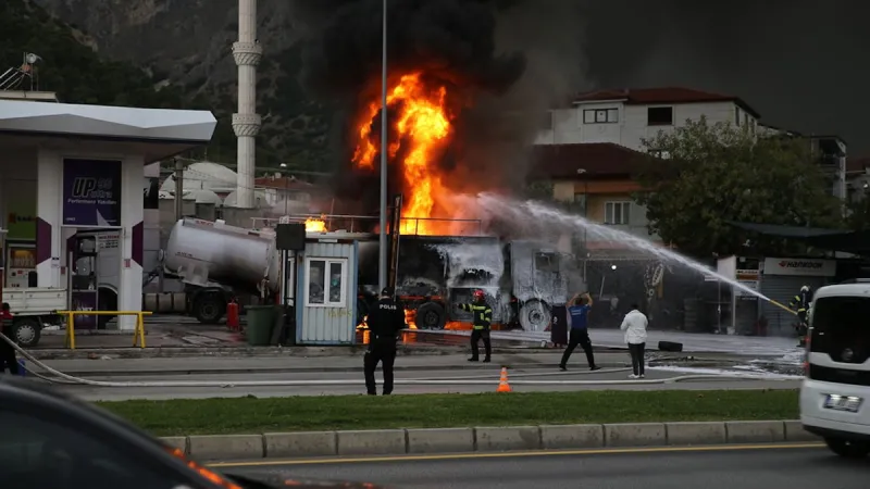 Akaryakıt istasyonunda tanker patladı, yürekler ağza geldi