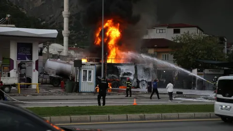 Akaryakıt istasyonunda tanker patladı, yürekler ağza geldi
