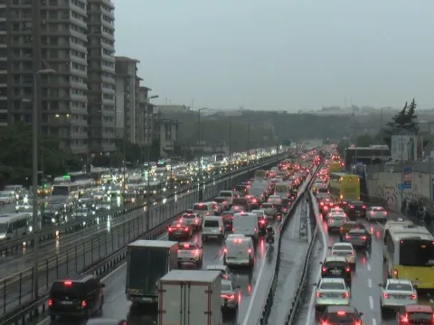 İstanbul'da yağış trafiği de etkiledi! Yollar kırmızıya büründü - fotoğraf 1