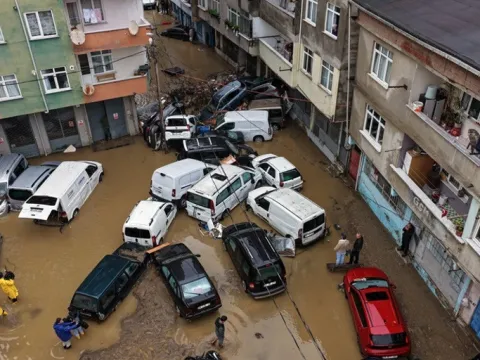 84 yılın en büyük yağışı: ‘Sağanak hücreleri peş peşe geliyor’ | Ne zaman son bulacak? Uzman isim tarih vererek uyardı - fotoğraf 3