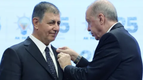 AKP rozetini takan Cemil Tugay'dan peş peşe iki hamle