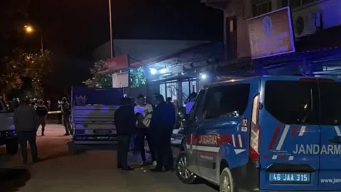 Akraba kavgasını ayırmak isteyen polisi kuzeni öldürdü