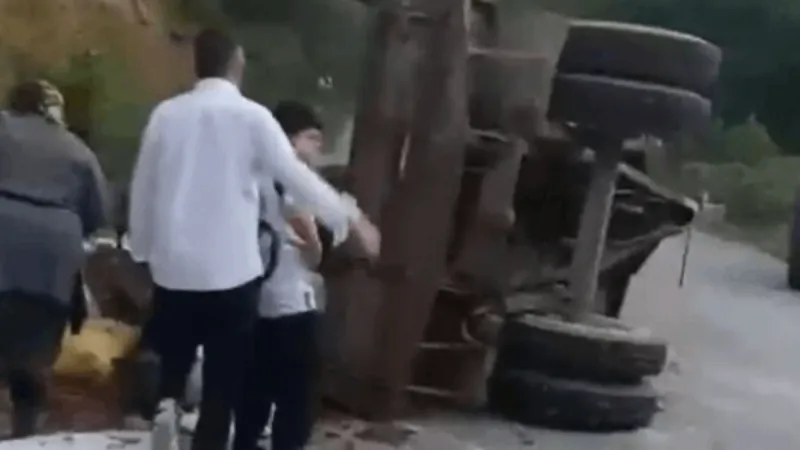 Akşam saatlerinde korkutan kaza: Römork devrildi, 11 kişi hastaneye kaldırıldı!
