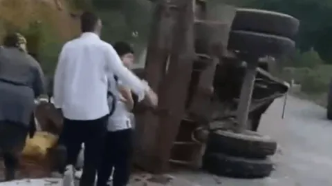 Akşam saatlerinde korkutan kaza: Römork devrildi, 11 kişi hastaneye kaldırıldı!