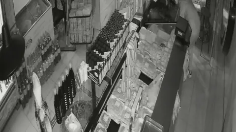 Aksaray'da akılalmaz hırsızlık: 14 yaşındaki çocuk dükkanı böyle soydu!