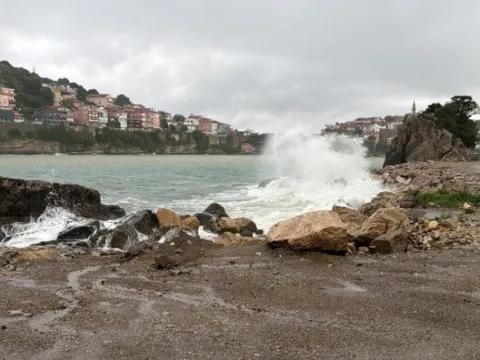 Amasra'da fırtına alarmı: 2 metrelik dev dalgalar kıyıyı dövdü - fotoğraf 3