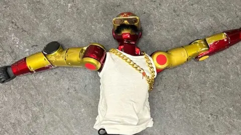 Altın zincirli robot sapık çıktı