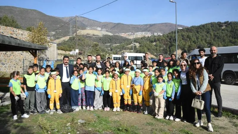 AMBALAJ ATIKLARINI ÖĞRENCİLER TOPLADI