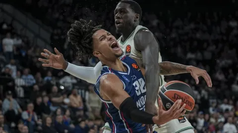 Anadolu Efes evinde lideri yendi