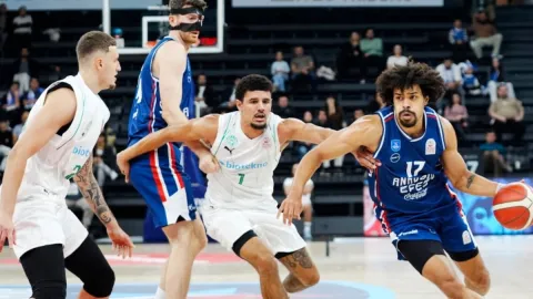 Anadolu Efes farklı kazandı