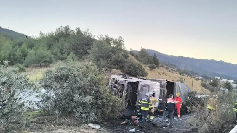 Angusların Taşıdığı TIR Devrildi: 2 Ölü