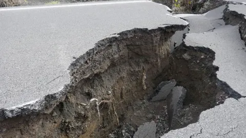 Aniden açılan dev obruklar şehri yutmaya başladı