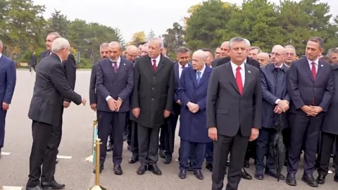 Anıtkabir'de dikkat çeken anlar! Kılıçdaroğlu tokalaştı, Özel arkasını dönmedi