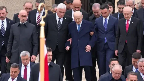 Anıtkabir'deki 'kol kola' görüntüye Dervişoğlu'nun danışmanından açıklama