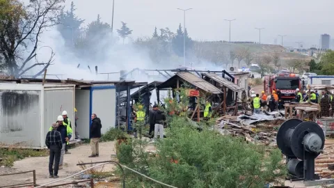 Ankara'da işçilerin kaldığı 5 konteyner yandı