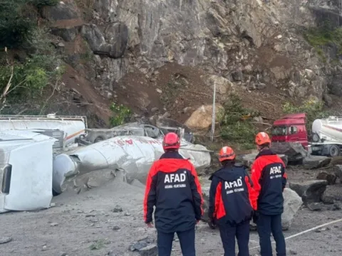 TIR parkında facia: Yamaçtan kopan kayalar araçların üzerine düştü - fotoğraf 3