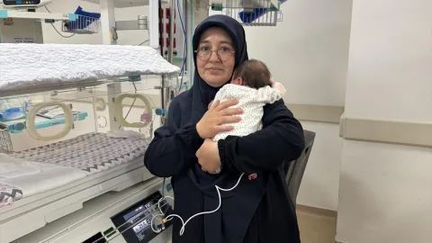 Anne karnında kan nakli ile ikinci çocuğunu kucağına aldı