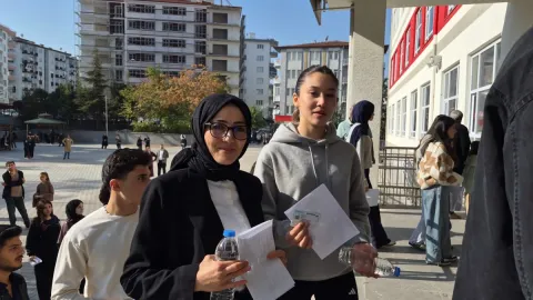 Anne-kız aynı okulda KPSS heyecanı yaşadı: “Ayrı sıralarda aynı sorular için ter dökeceğiz”