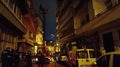 Annesini bıçakla rehin aldı! Polis operasyon düzenledi