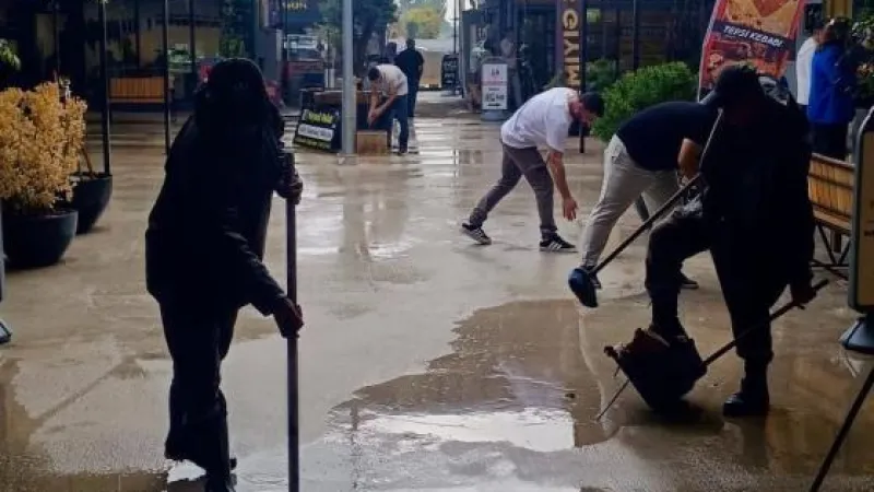 ANTAKYA'DA YAĞMUR SONRASI TEMİZLİK