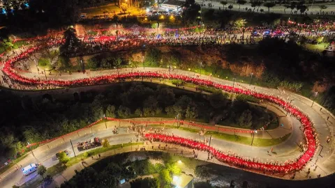 Antalya’da binlerce kişi Cumhuriyet için meşalelerle yürüdü