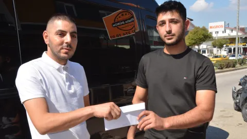 Antalya'da 'insanlık ölmemiş' dedirten olay: Yola saçılan paraları tek tek toplayıp sahibine iletti