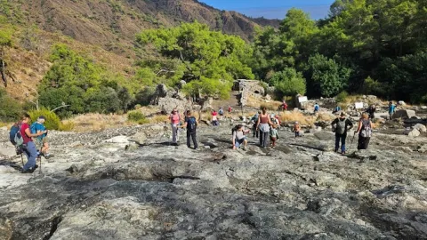 Antalya'da kayaların arasından yükselen bazı alevler gizemli şekilde sönmeye başladı