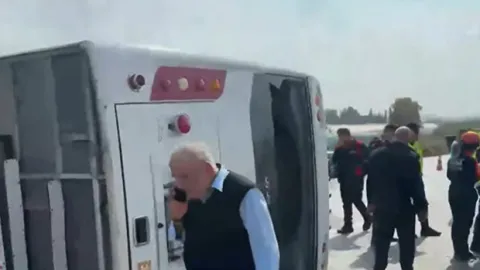 Antalya'da midibüs kaygan yolda devrildi: Yaralılar var