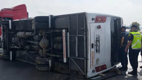 Antalya'da midibüsün devrildi: 5 yaralı