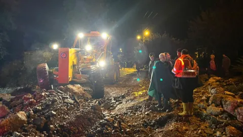 Antalya'da sağanak sele neden oldu: Evler, yollar ve seraları su bastı